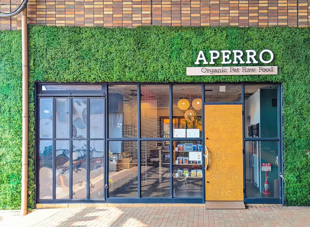 AperroJapanの大きなガラス窓に明るい店内の様子が見えるお店の正面写真